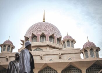 LAUNGAN azan merupakan seruan, yakni bukan sekadar ajakan untuk memberitahu tetapi anjuran agama yang fardu untuk umat Islam menunaikan solat. – UTUSAN/FAIZ ALIF ZUBIR
