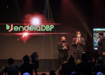 RADZI Jidin merasmikan majlis sambutan ulang tahun ke-66 Dewan Bahasa dan Pustaka dan pelancaran Jendela DBP di Wisma DBP. - UTUSAN/FAIZ ALIF AHMAD ZUBIR
