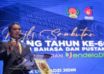 RADZI Jidin ketika berucap pada majlis sambutan ulang tahun ke 66 Dewan Bahasa dan Pustaka (DBP) dan pelancaran Jendela DBP di Kuala Lumpur. - UTUSAN/FAIZ ALIF AHMAD