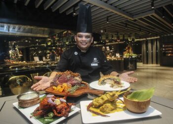 Eksekutif Chef DoubleTree by Hilton, Faizal Ghani bersama menu hidangan di Makan Kitchen di  Putrajaya. - MINGGUAN/ FAISOL MUSTAFA