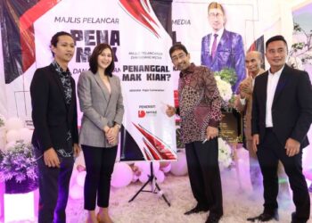 ZAHIDI Zainul Abidin (tiga kanan) melancarkan Supertele Penanggal Mak Kiah di Lanai Asmara di Putrajaya. -UTUSAN/ FAISOL MUSTAFA