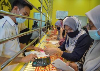 Pelanggan memilih emas yang dijual di kedai Makmur Gold, Bangi, Selangor, baru-baru ini. – UTUSAN/AMIR KHALID