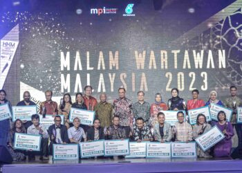 Anwar Ibrahim bergambar bersama pemenang Hadiah Kewartawanan Malaysia pada Majlis Malam Wartawan Malaysia 2023 di Hotel Majestic di sini, semalam. – MINGGUAN/FAIZ ALIF ZUBIR