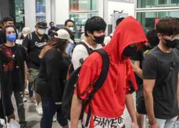 SERAMAI 24 rakyat Malaysia berjaya dibawa pulang dari Phnom Penh, Kemboja mangsa penipuan tawaran pekerjaan di KLIA 2 Sepang, Selangor. - FOTO/FAISOL MUSTAFA