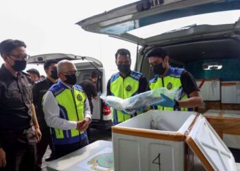 RONALD Kiandee (dua kiri) melihat barangan yang akan dieksport ke luar negara ketika membuat tinjauan operasi pemeriksaan dan penguatkuasaan Maqis, KLIA Kargo, Sepang Selangor. - UTUSAN/FAISOL MUSTAFA