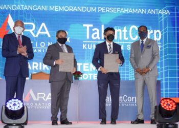 MAHDZIR Khalid (kiri) dalam majlis pemeteraian memorandum persefahaman (MoU) antara Mara Corp dan Talent Corp di ibu negara, baru-baru ini. – UTUSAN/MOHD. FARIZWAN HASBULLAH