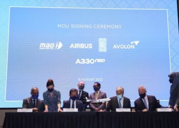 WEE Ka Siong (belakang kiri) menyaksikan majlis menandatangani MoU antara MAG dan Avolon di Putrajaya. - UTUSAN/FAISOL MUSTAFA