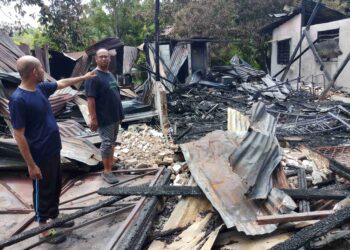 MOHD. Badrul Hizan Ishak (kiri) menunjukkan lokasi Lim Phaik Luang yang ditemukan meninggal dunia dalam kebakaran di Kampung Bawah Gunung berhampiran Taman Sri Baling, Baling.