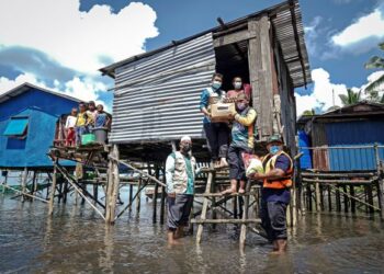 MASYARAKAT menyanjungi pertubuhan bukan kerajaan (NGO) turun padang membantu menyelesaikan masalah golongan kurang bernasib baik. – UTUSAN/FARIZ RUSADIO