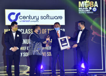 ALEXANDER Nanta Linggi (dua kiri) menyampaikan Anugerah Masterclass CEO Of The Year kepada Ketua Pegawai Eksekutif Century Software (M) Sdn Bhd, Dr. Zainul Ariffin Harun (dua kanan) pada Majlis Anugerah Perniagaan Kecemerlangan Malaysia 2021 di Putrajaya.- UTUSAN/FAISOL MUSTAFA