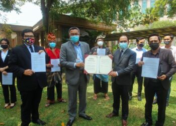 SAIFUL Adli Mohd Arshad (depan dua kiri) menerima memorandum tuntutan suara DAMAI daripada Pengerusi Delegasi Anak Muda Ambil Inisiatif (Suara DAMAI), Mohd Redzuan Mohamed Yusof (depan dua kanan) di perkarangan Pejabat Perdana Menteri, di sini, hari ini.-UTUSAN/FAISOL MUSTAFA