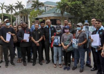 HISHAMUDDIN Hashim (dua dari kanan) bersama sebahagian waris ahli keluarga berkumpul bagi memohon kerajaan membantu individu warganegara Malaysia menjadi mangsa sindiket penipuan kerja di luar negara di pekarangan Wisma Putra Putrajaya. - FOTO/FAISOL MUSTAFA