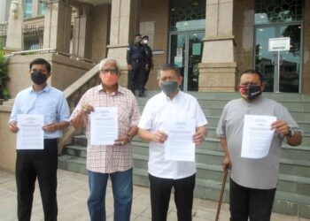 SALAHUDDIN Ayub (dua kanan) menunjukkan memorandum mendesak PM Rehatkan KP SPRM selepas menyerahkannya kepada pegawai pejabat Perdana Menteri di Bangunan Perdana Putra, Putrajaya. - UTUSAN/FAISOL MUSTAFA