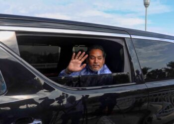 KHAIRY Jamaludin ketika ditemui pemberita selepas menghadiri mesyuarat Kabinet di Putrajaya di sini hari ini.