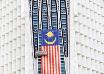 MASYARAKAT nampak tidak teruja untuk meyambut ulang tahun kemerdekaan ke-65 negara yang akan diraikan lima hari lagi. 
– UTUSAN/FAISOL MUSTAFA