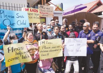 Musa Hassan (dua kanan) dan Setiausaha Agung Pertubuhan Kemanusiaan Masyarakat Antarabangsa Malaysia (MHO), Datuk Hishamuddin Hashim (tengah) bersama waris keluarga mangsa penipuan kerja di Laos menyerahkan memorandum kepada Kedutaan Laos di Kuala Lumpur, semalam. - UTUSAN/MOHD. FARIZWAN HASBULLAH