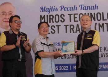 WEE Ka Siong menerima cenderamata daripada Pengerusi Lembaga Pengarah Institut Penyelidikan Keselamatan Jalan Raya Malaysia (MIROS), Profesor Dr. Wong Shaw Voon 
KHAIRIL Anwar Abu Kassim (kiri) menyaksikan Wee Ka Siong menerima cenderamata pada Majlis Pecah Tanah MIROS Technology Test Track (MT3) di MIROS Sepang, KLIA. -UTUSAN/FAISOL MUSTAFA