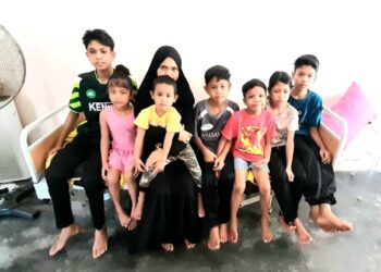 YUSRIATI Mohd. Yunos bersama anak-anaknya masih bersedih atas pemergian Allahyarham Mohd. Azizan Baba ketika ditemui di rumah mereka di Bachang, Melaka. - UTUSAN/AMRAN MULUP