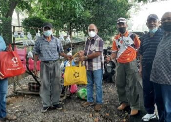 HASNOOR Husin (empat dari kanan) menyampaikan sumbangan makanan kepada Jaafar Leman di Jalan Gapam berhampiran Kelab Golf Tiara & Country Ayer Keroh, Melaka. – UTUSAN/AMRAN MULUP