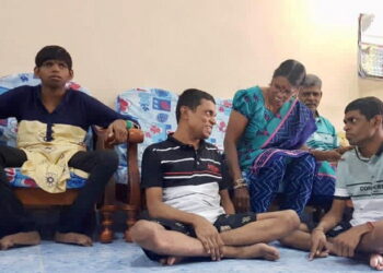 P. Santhi (tiga dari kiri) dan suami, S. Subramaniam bersama tiga anak OKU mereka dari kiri, S. Hemawathy; S. Thinesh dan S. Suman ketika ditemui di kediaman mereka di Taman Sebang Gemilang, Alor Gajah. PEMBERITA-MOHD AIMY AHMAD