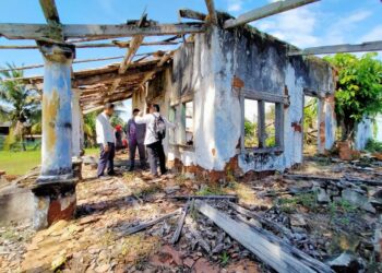 KEADAAN masjid lama di Kampung Belimbing Dalam, Durian Tunggal di sini yang mungkin menjadi tertua di Malaysia selepas wujud beberapa bukti kemungkinan dibina pada zaman Kesultanan Melayu Melaka abad ke-15. UTUSAN/ RIZANIZAM ABDUL HAMID