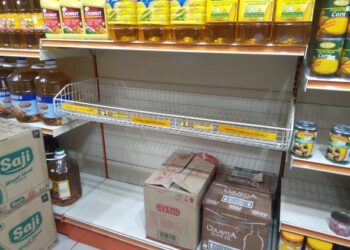 TINJAUAN Utusan Malaysia mendapati rak yang menempatkan minyak masak peket kosong dan belum diletakkan stok baharu kerana kekurangan bekalan daripada pihak pemborong. - UTUSAN/MUHAMMAD SHAHIZAM TAZALI