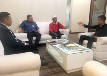 NORHIZAM Hassan Baktee (kanan) ketika mengadakan pertemuan dengan Mustapah Japar (dua dari kanan) dan wakil syarikat kapal di pejabatnya di Kompleks Seri Negeri, Melaka.