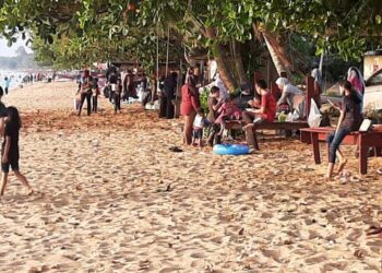 ORANG ramai bersantai di Pantai Pengkalan Balak, Masjid Tanah, Melaka sempena cuti Tahun Baru Cina. - UTUSAN/AMRAN MULUP