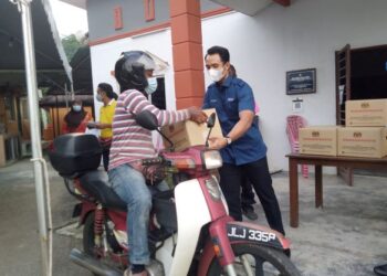 Sebagai rakyat yang prihatin, kita sewajarnya memerhatikan dan menghulurkan bantuan mengikut kemampuan dan kapasiti masing-masing. - GAMBAR HIASAN/MUHAMMAD SHAHIZAM TAZALI