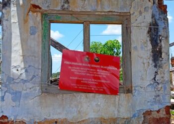 PAPAN tanda amaran sebarang bentuk pencerobohan yang diletakkan pihak berwajib di kawasan runtuhan struktur masjid di Kampung Belimbing Dalam, Alor Gajah, Melaka. - UTUSAN/MUHAMMAD SHAHIZAM TAZALI