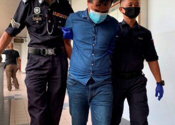 MOHD. Fadzil Mahat dituduh mencabul seorang penumpang wanita di Mahkamah Majistret Ayer Keroh,
Melaka, semalam.