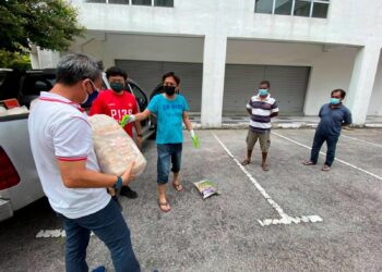 KHOO Poay Tiong menyampaikan 10 bakul makanan kepada kumpulan pekerja warga asing di Pulau Melaka pada 12 Julai 2021.