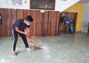 ZARUL Ziman Mohamad Nor (kiri) sedang membersihkan restorannya selepas empat bulan tidak berniaga di Plaza Mahkota, Banda Hilir, Melaka. - UTUSAN/AMRAN MULUP