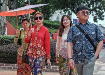 GENERASI baharu Baba Nyonya kini dikatakan tidak banyak meneruskan tradisi Melayu malah sudah lama kembali ke pangkuan budaya Cina umum. – UTUSAN/SYAFEEQ AHMAD