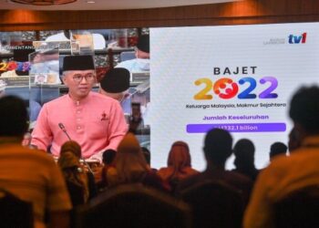 PENJAWAT awam mengikuti pembentangan Bajet 2022 yang disampaikan Menteri Kewangan, Tengku Datuk Seri Zafrul Tengku Abdul Aziz melalui paparan skrin di pekarangan Kementerian Kewangan, Putrajaya. - UTUSAN/FAISOL MUSTAFA