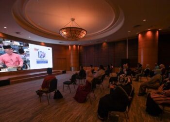 PENJAWAT awam mengikuti pembentangan Bajet 2022 yang disampaikan Menteri Kewangan, Tengku Datuk Seri Zafrul Tengku Abdul Aziz melalui paparan skrin di pekarangan Kementerian Kewangan, Putrajaya. - UTUSAN/FAISOL MUSTAFA