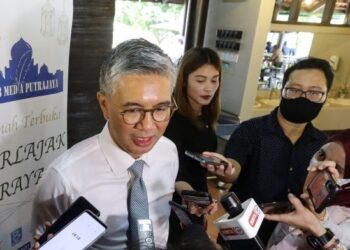 TENGKU Zafrul Tengku Abdul Aziz dalam sidang akhbar ketika menghadiri Rumah Terbuka Terlajak Raya anjuran Kelab Media Putrajaya. - UTUSAN/FAISOL MUSTAFA