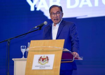 ANWAR Ibrahim ketika berucap pada perhimpinan bulanan bersama warga MOF di Putrajaya. - UTUSAN/FAISOL MUSTAFA