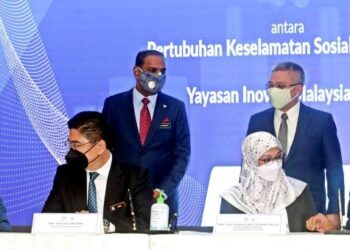 M. SARAVANAN dan Adham Baba menyaksikan majlis menandatangani MoU antara Perkeso dengan YIM di Menara Perkeso, Putrajaya. - UTUSAN/FAISOL MUSTAFA