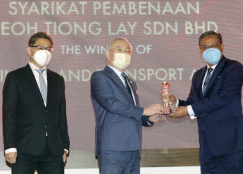 WEE Ka Siong menyampaikan Anugerah Kecemerlangan Pengangkutan dan Logistik kepada Ketua Pegawai Eksekutif YTL Construction, Datuk Seri Azmi Abdul Aziz (kanan) pada Majlis Anugerah Kecemerlangan Pengankutan dan Logistik Antarabangsa Kuala Lumpur 2021 di Putrajaya. - UTUSAN/FAISOL MUSTAFA