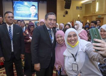 ANTHONY Loke beramah mesra dengan warga kementerian di Kementerian Pengangkutan, Putrajaya. - UTUSAN/FAISOL MUSTAFA