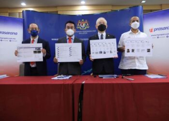 WEE Ka Siong (dua kanan) menunjukkan plakad mengenai status 23 cadangan penambahbaikan perkhidmatan LRT di Kementerian Pengankutan Malaysia, Putrajaya. - FOTO/FAISOL MUSTAFA