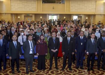 ANTHONY Loke  memulakan tugas di Kementerian Pengangkutan, Putrajaya. – UTUSAN/FAISOL MUSTAFA