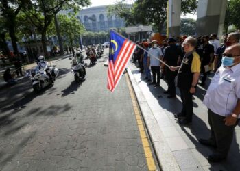 WEE Ka Siong melepaskan flag-off anggota keselamatan sebagai simbolik pada Majlis Pelancaran Ops Bersepadu dan Kempen Keselamatan Jalan Raya sempena Tahun Baru Cina Tahun 2022 di Putrajaya. - UTUSAN/FAISOL MUSTAFA