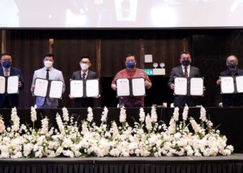 (dari kiri) Dennis Chung, Vincent Chong, David Khoo, Kian Leong, Mohamad Nazri dan Keng Lok bergambar selepas menandatangani perjanjian persefahaman pada Majlis Menandatangani Perjanjian Persefahaman diantara Jade Marvel dan Xinhai, di Petaling Jaya. - UTUSAN/MOHD FARIZWAN HASBULLAH