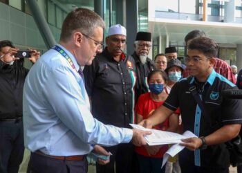HISHAMMUDDIN Hashim (tengah) menyerahkan memorandum kepada Richard Marshall (kiri) di Ibu Pejabat United Nation, Putrajaya. - UTUSAN/FAISOL MUSTAFA