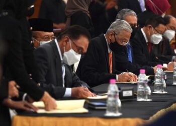 PEMETERAIAN MoU Transformasi dan Kestabilan Politik antara Kerajaan Persekutuan dan Pakatan Harapan (pembangkang) pada 2021 memberi ruang seluas-luasnya kepada kerajaan dalam menyelesaikan permasalahan yang timbul kesan daripada Covid-19. – JABATAN PENERANGAN