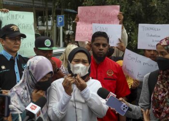 WARIS keluarga mangsa berkumpul di pekarangan Wisma Putra pada penyerahan memorandum berhubung kes warga Malaysia yang dipenjara seumur hidup di Bangladesh. - UTUSAN/FAISOL MUSTAFA