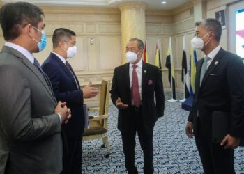 MUHYIDDIN Yassin berbual bersama Menteri Kabinet selepas mempengerusikan Mesyuarat MPN di Kementerian Kewangan, Putrajaya. - UTUSAN/FAISOL MUSTAFA