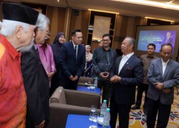 MUHYIDDIN Yassin beramah mesra bersama para peserta pada Seminar Kebangsaan : Pemulihan Negara dan Keterangkuman Sosial di Hotel Everly di sini, semalam.-UTUSAN/FAISOL MUSTAFA